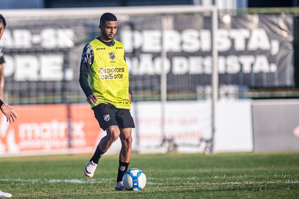 Rafinha celebra chegada ao Ceará: "Realização de um sonho vestir essa camisa"