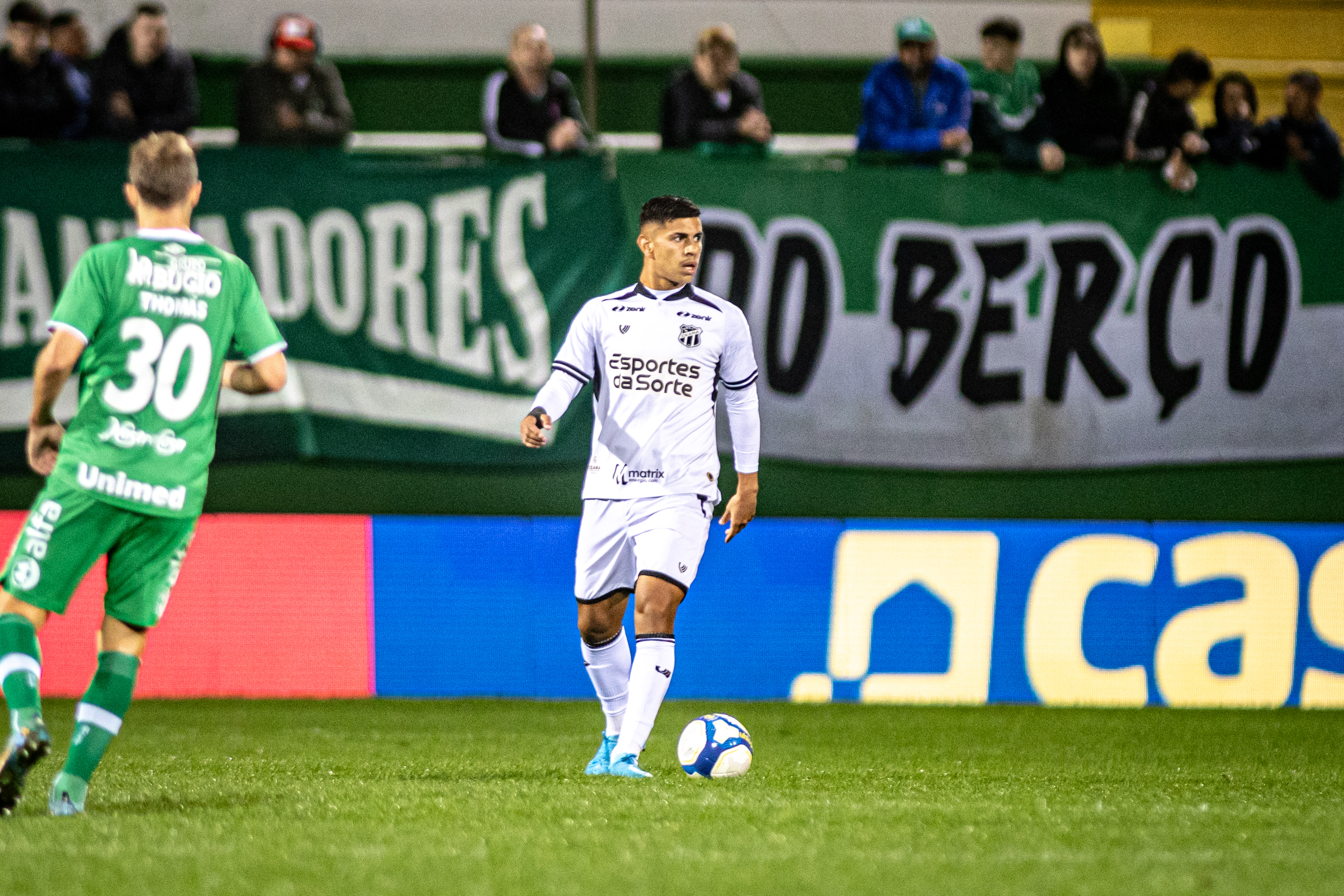 Ceará sofre virada e perde para a Chapecoense por 2 a 1 na Arena Condá