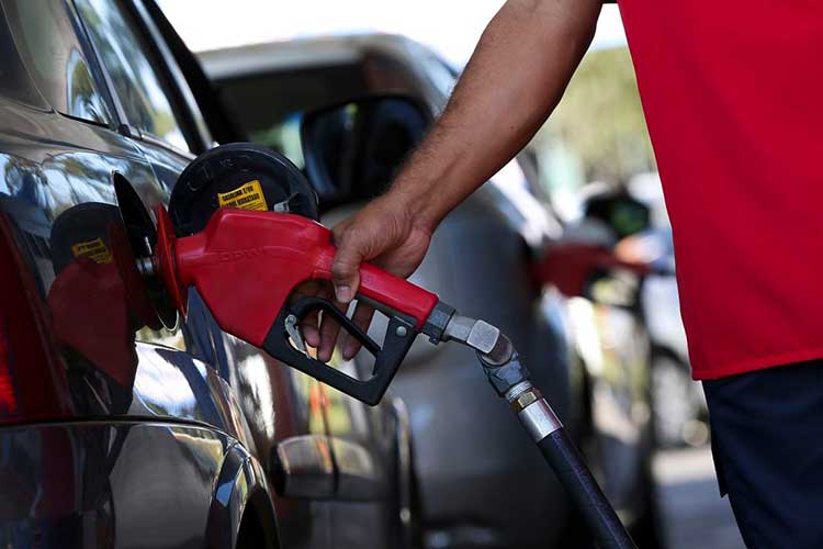 Fortalezense sentirá no bolso: Encher o tanque de gasolina está R$ 30 mais caro